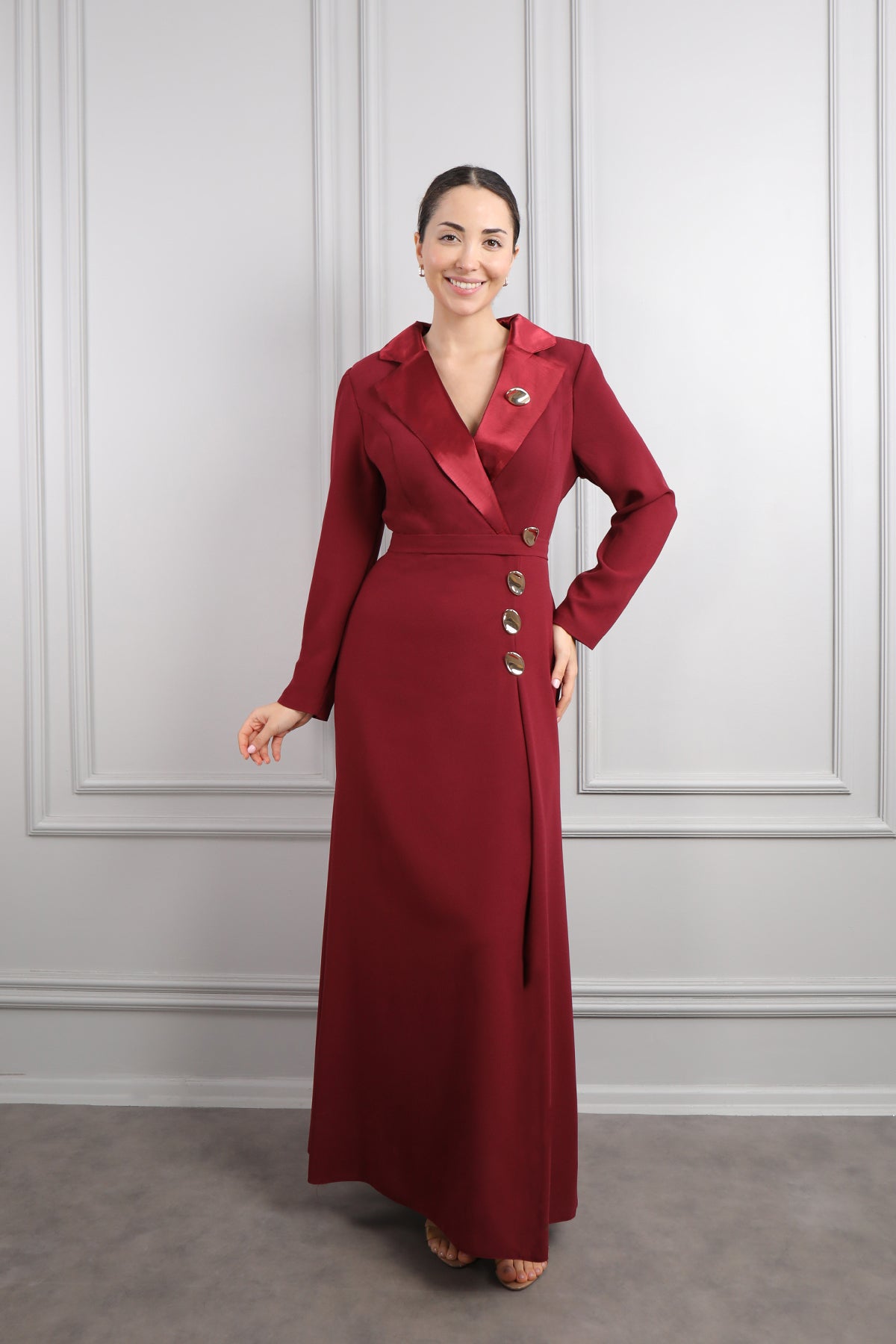 فستان بتفاصيل ازرار ذهبية مقاس كبير -عودي