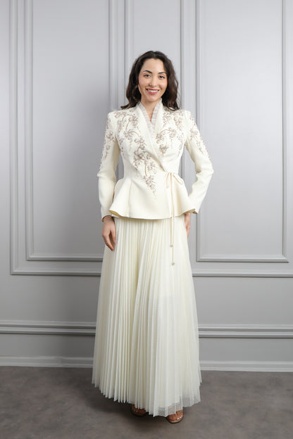 طقم تنورة بتكسيرات وجاكيت مزين بتطريزات خرزية وكشكشة -سكري