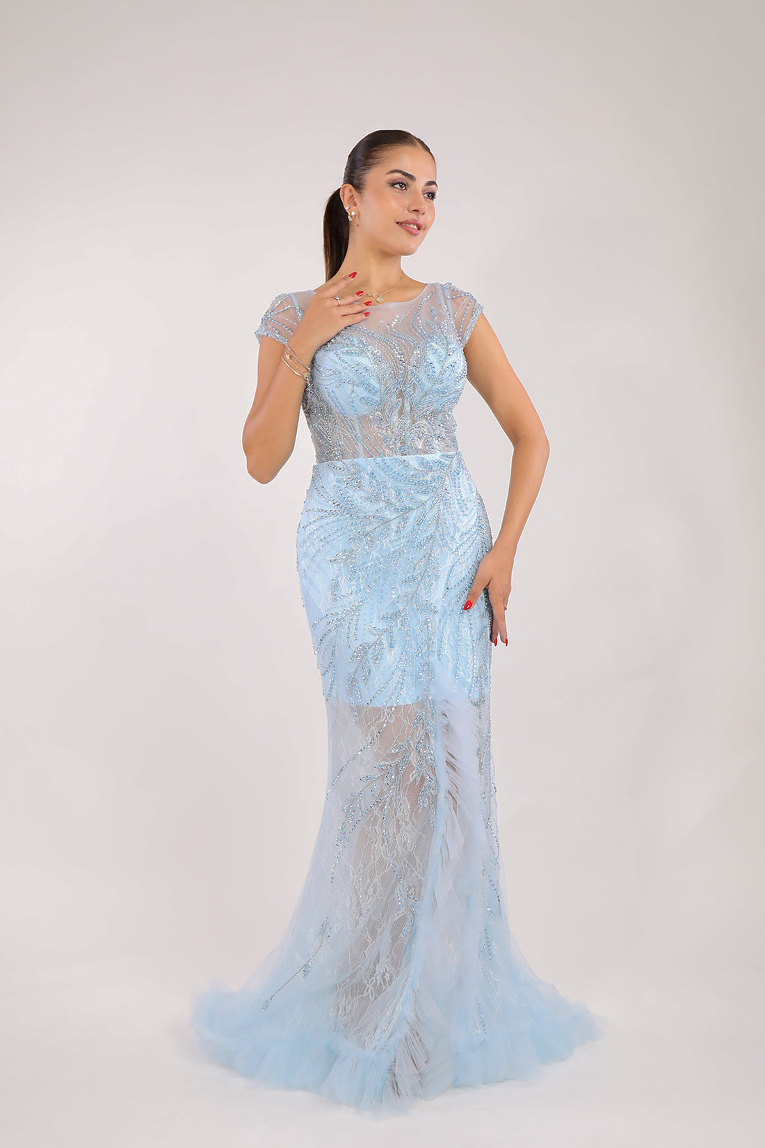 فستان سهرة بياقة واسعة شفافة مطرز بالخرز اللامع وتنورة مكشكشة من "المجموعة الخاصة" -ازرق فاتح