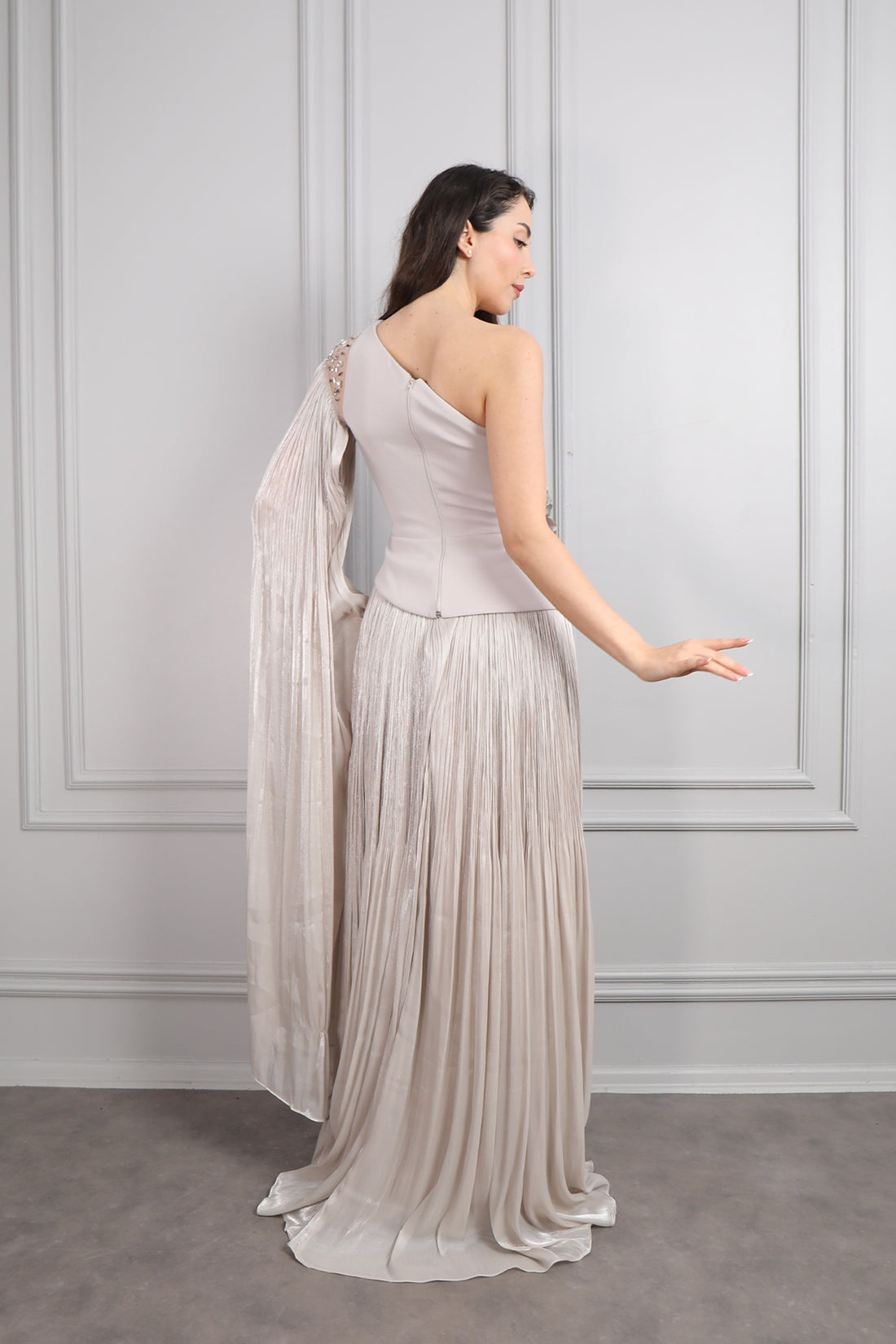 فستان سهرة بكتف واحد بتفاصيل تكسيرات ووتطريزات ورود -بيج