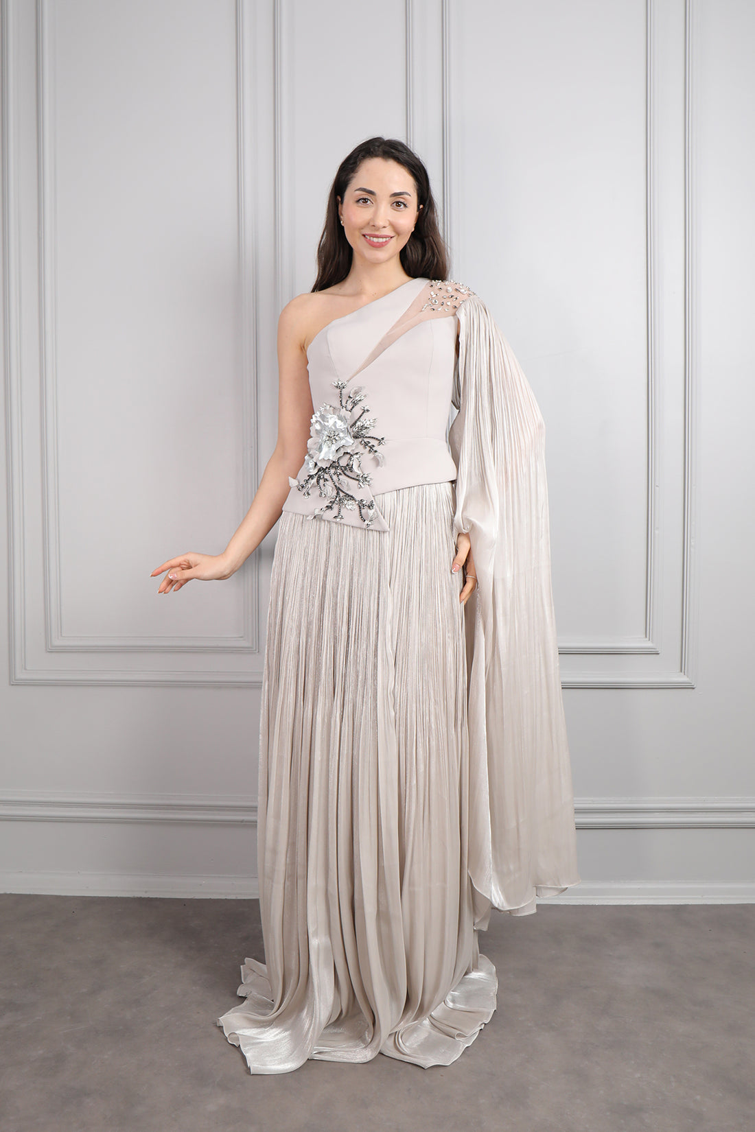 فستان سهرة بكتف واحد بتفاصيل تكسيرات ووتطريزات ورود -بيج