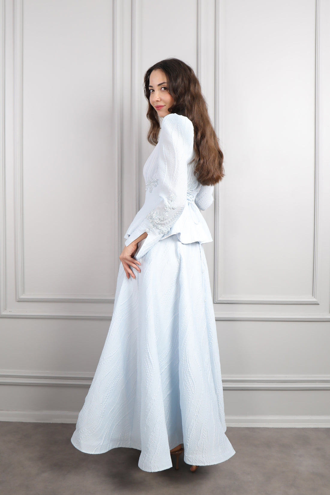 طقم تنورة وتوب بتطريزات خرزية وتفاصيل تكسيرات -ازرق