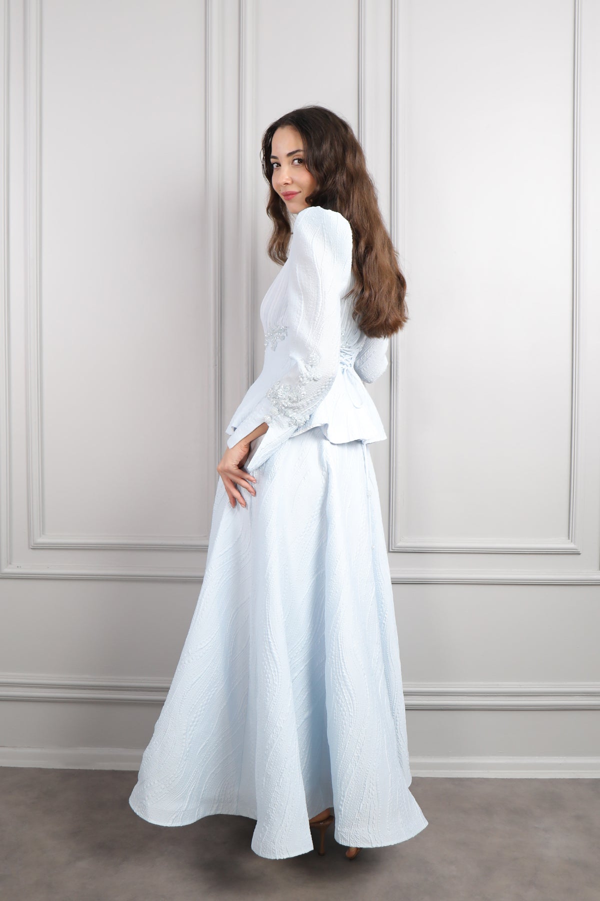 طقم تنورة وتوب بتطريزات خرزية وتفاصيل تكسيرات -ازرق