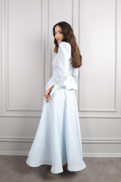 طقم تنورة وتوب بتطريزات خرزية وتفاصيل تكسيرات -ازرق