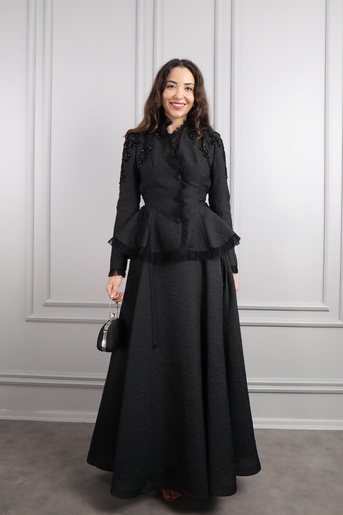 طقم تنورة وجاكست بتفاصيل كشكشة وتطريزات خرزية مع اكسسوار شنطة -اسود