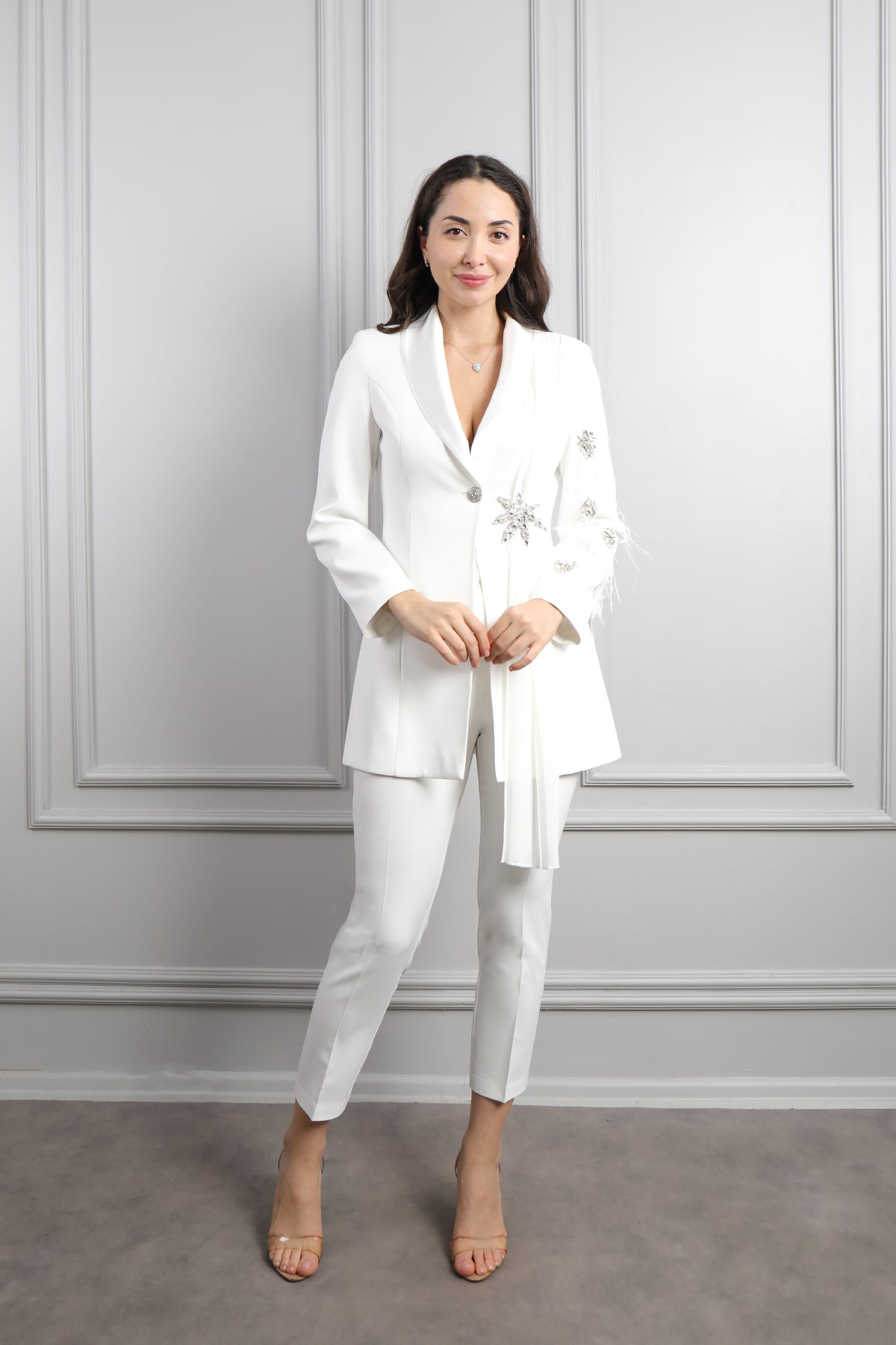 طقم بنطال وجاكيت مزين بالكريستالات والريش -ابيض