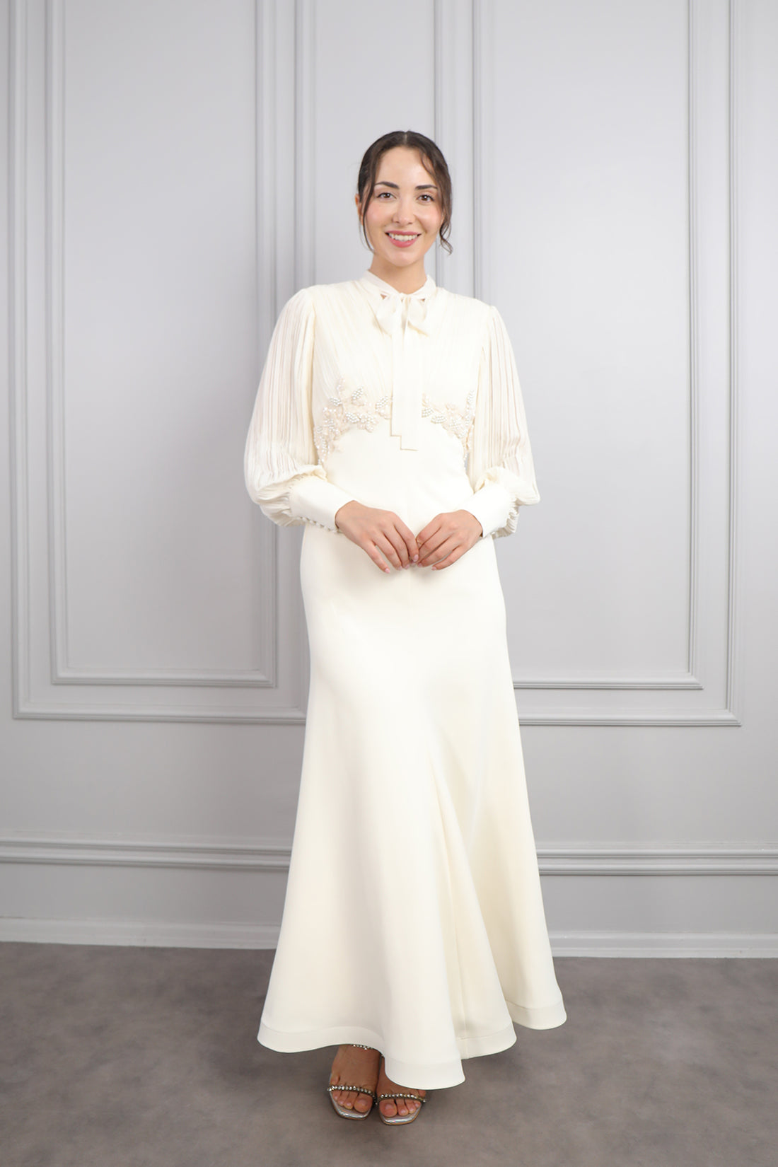 فستان ناعم مزين بالخرز باكمام واسعة بتكسيرات -سكري