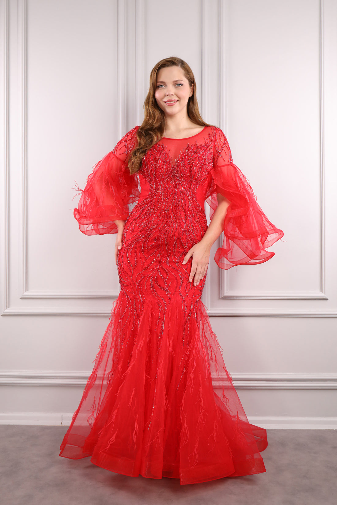 فستان سهرة مطرز بالخرز باكمام منتفخة وياقة كبيرة بتفصيل ريش -احمر