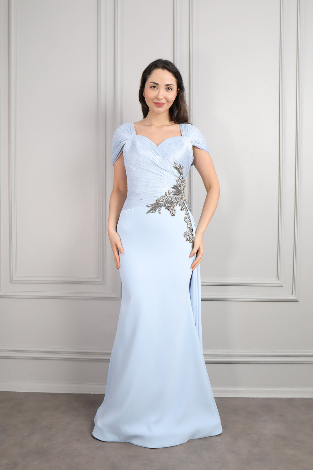 فستان سهرة بتفاصيل تكسيرات وتطريزات كريستالية -ازرق