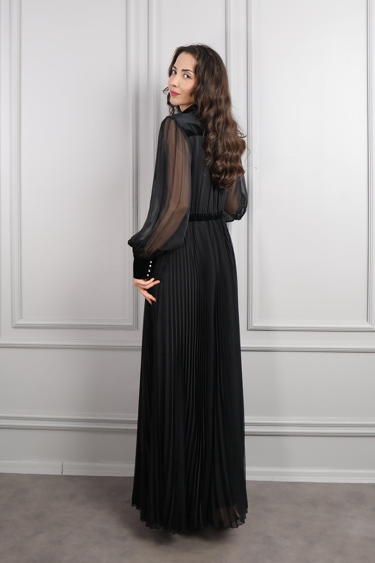 فستان شيفون خناقي بتفاصيل مخملية مقاس كبير -اسود