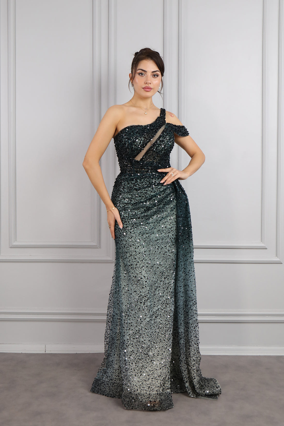 فستان سهرة مطرز بالخرز والترتر بكتف واحد وتفصيل فتحة من "المجموعة الخاصة" -زمردي