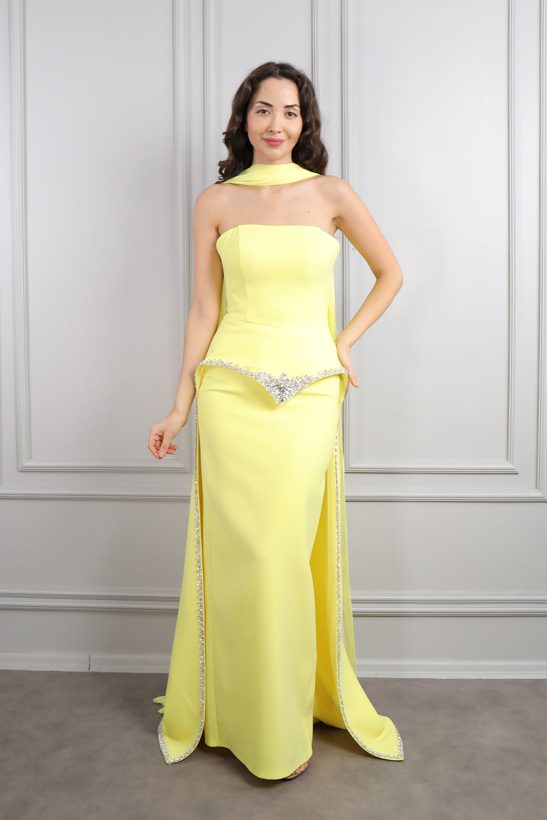 فستان سهرة سترابلس مطرز بالكريستالات مع وشاح - اصفر