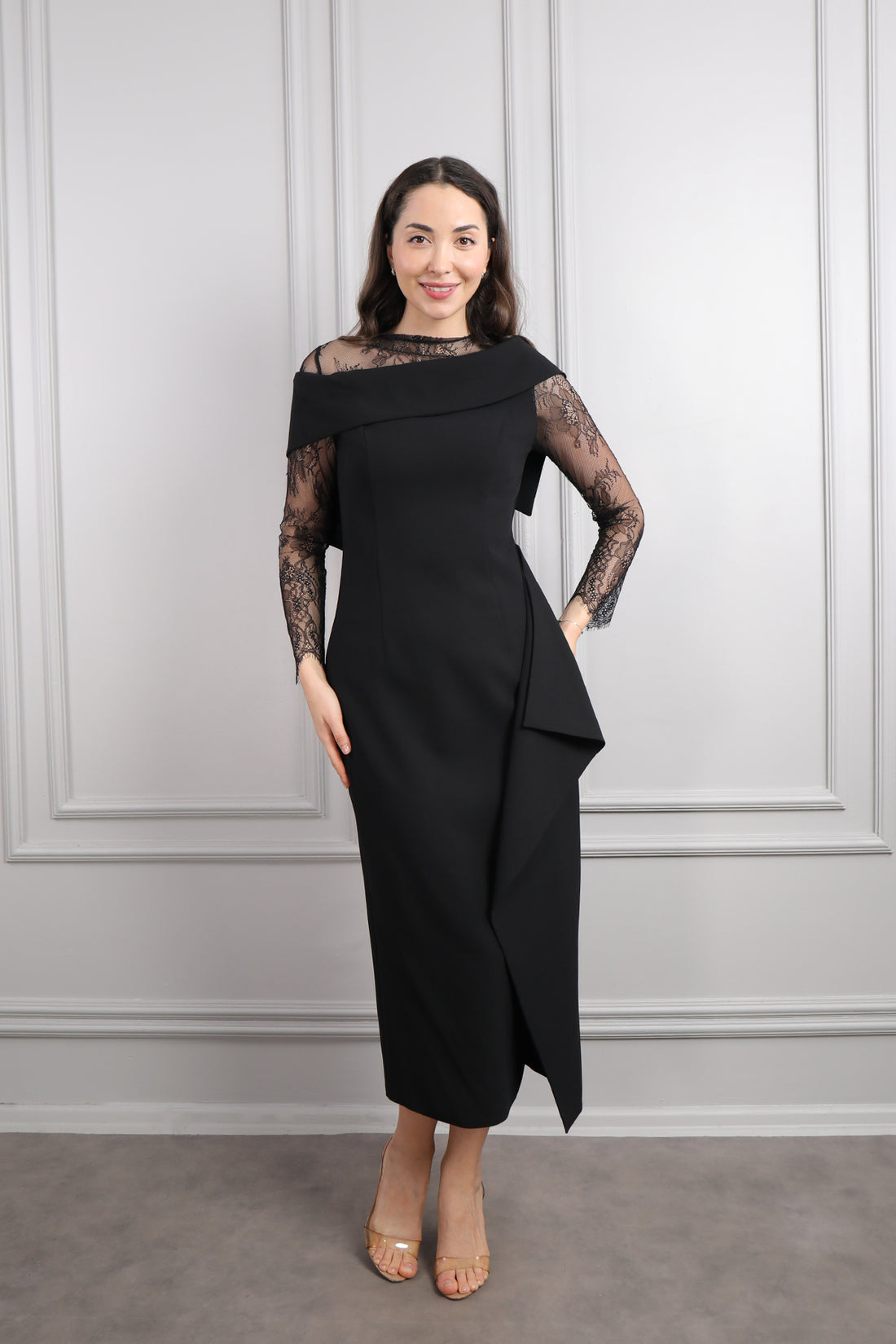 فستان بتصميم ياقة مائلة باكمام شفافة وتفاصيل دانتيل -اسود