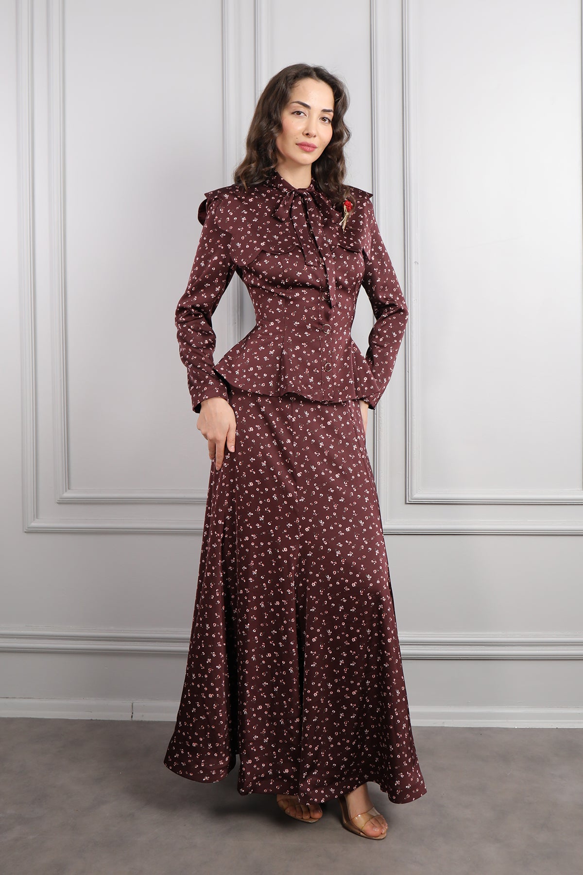 طقم تنورة وبلوزة ساتان مزخرف ورود بياقة تنربط -عودي