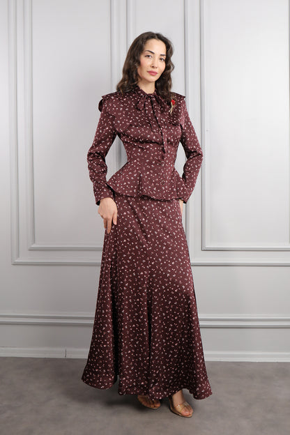 طقم تنورة وبلوزة ساتان مزخرف ورود بياقة تنربط -عودي