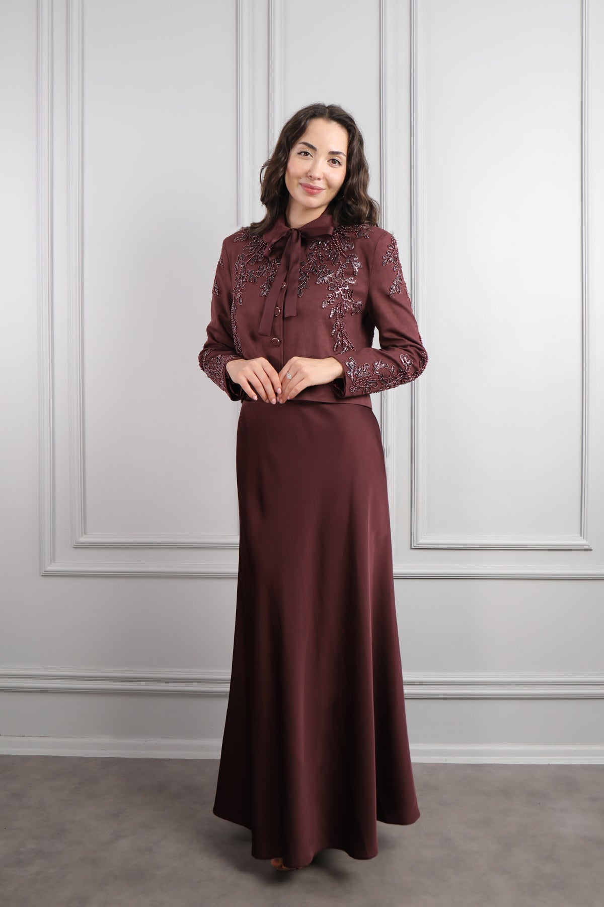 طقم تنورة ساتان وجاكيت بتطريزات خرزية -عودي