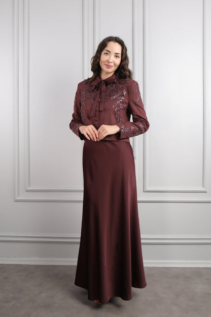 طقم تنورة ساتان وجاكيت بتطريزات خرزية -عودي