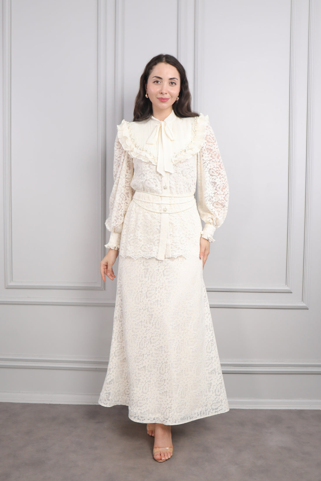 طقم دانتيل تنورة وجاكيت بياقة اطفال وتفاصيل لؤلؤية -سكري