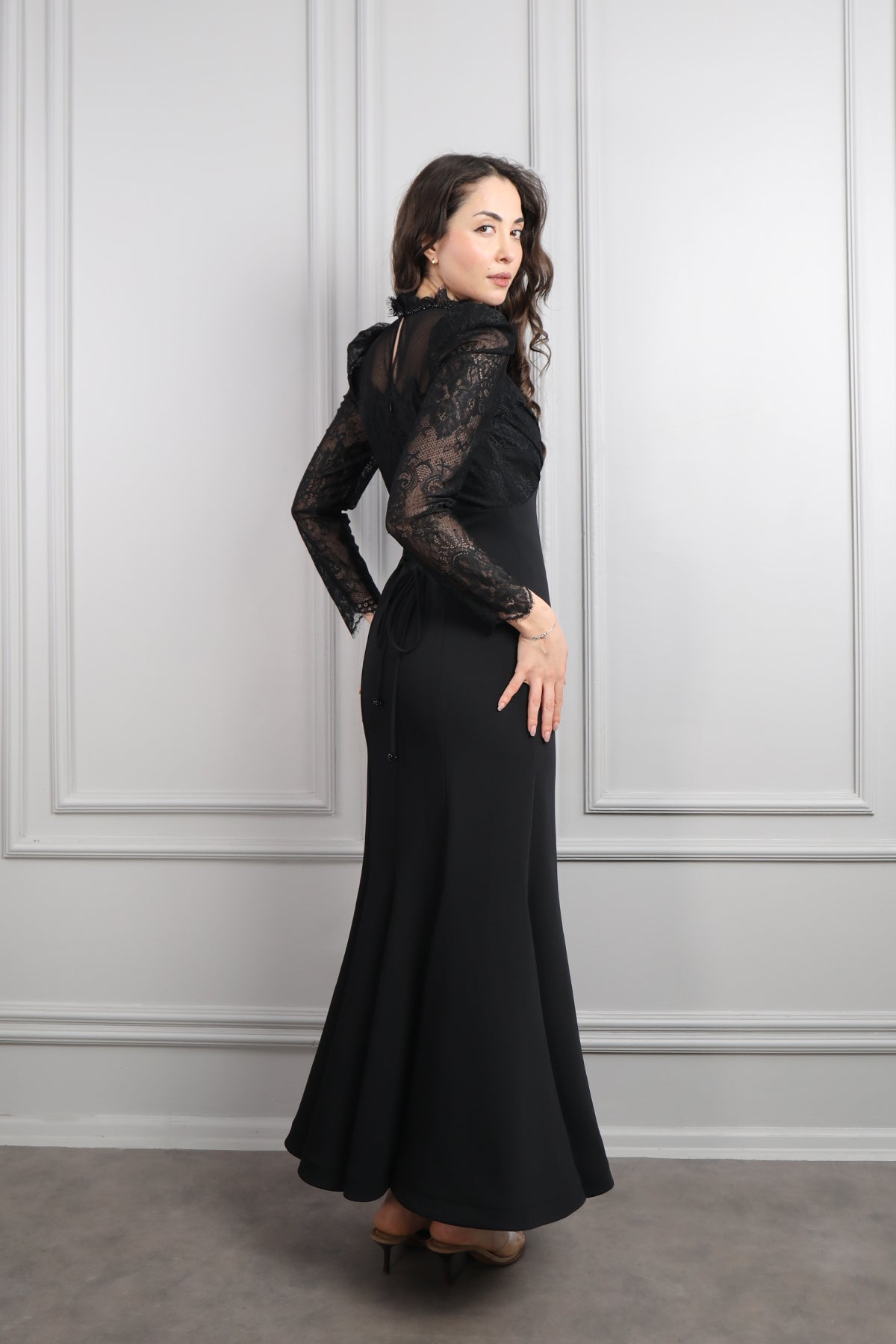 فستان بتصميم دانتيلي وتفاصيل شفافة -اسود