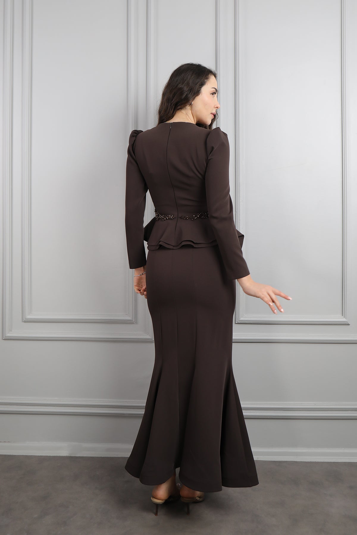 طقم تنورة وتوب مزين بالخرز بتفصيل ذيل من الخصر -بني