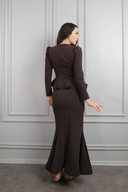 طقم تنورة وتوب مزين بالخرز بتفصيل ذيل من الخصر -بني