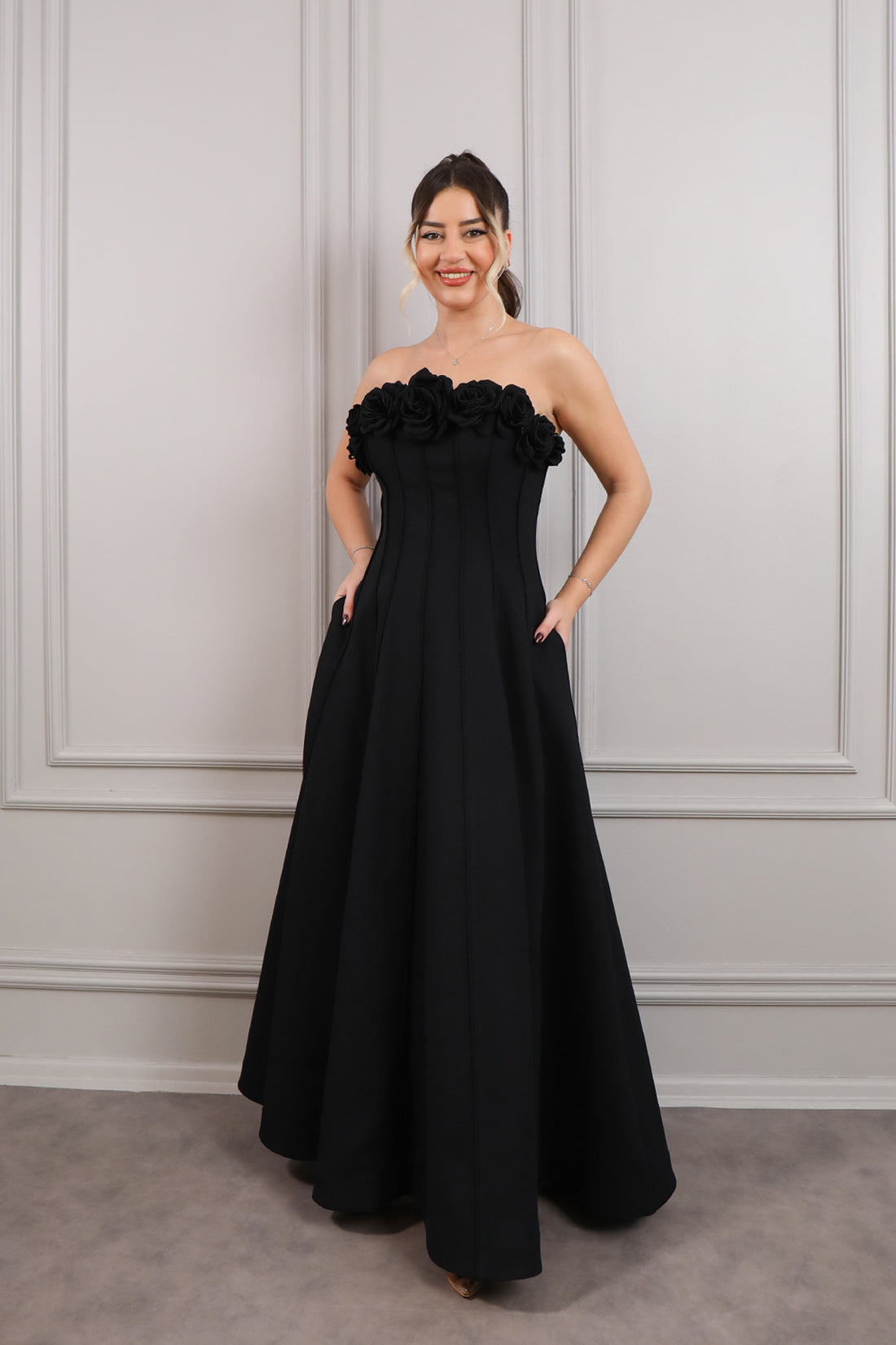 فستان سهرة سترابلس بتفاصيل زهور -اسود