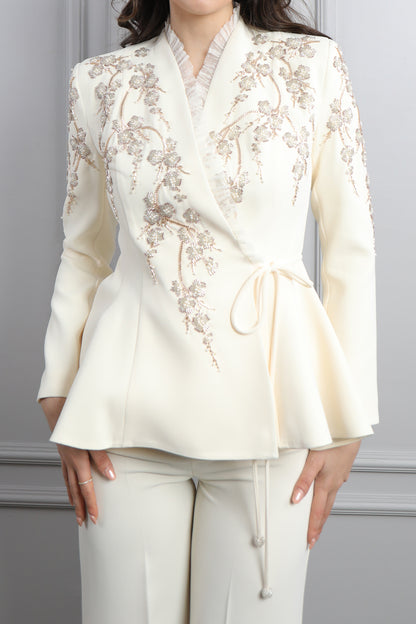 طقم بنطال وجاكيت مزين بتطريزات خرزية وكشكشة عالياقة -سكري