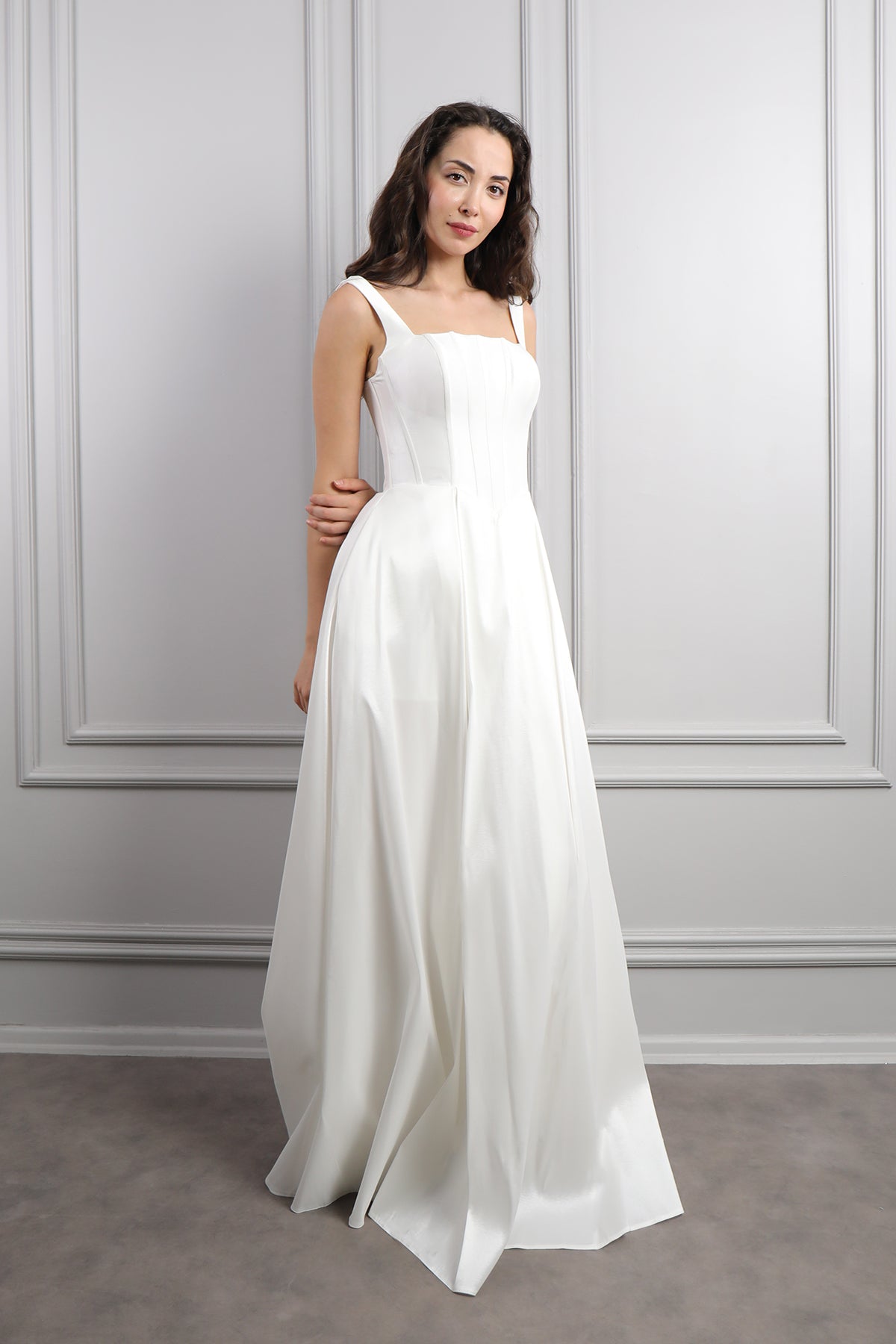 فستان سهرة بياقة مربعة بتفصيل كورسيه وفتحة جانبية -ابيض