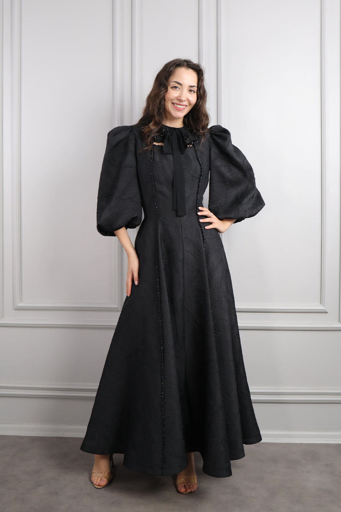 فستان باكمام بالون بتطريزات خرزية -اسود