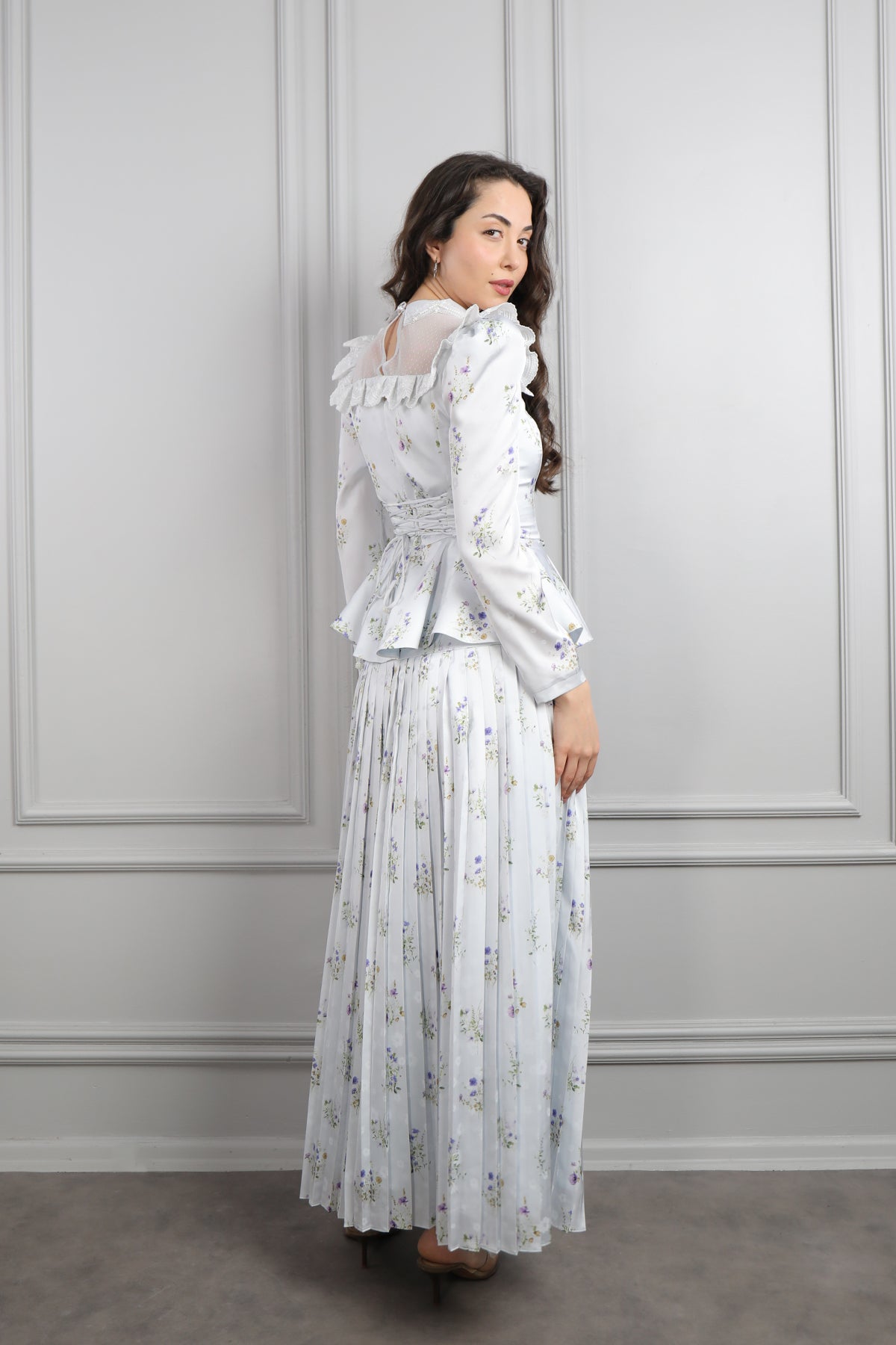 طقم ساتان تنورة بتكسيرات وتوب بياقة شفافة وكشكشة مع فيونكة عالخصر -ازرق