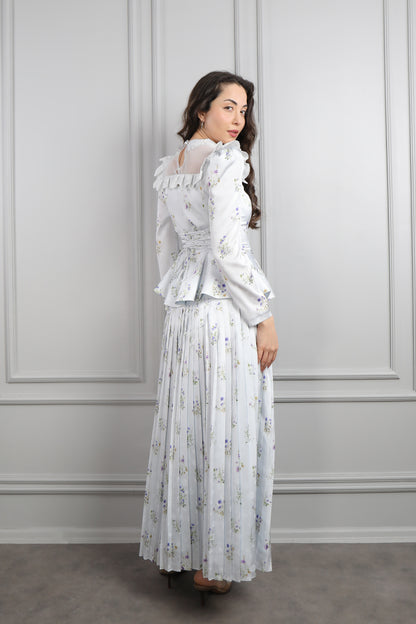 طقم ساتان تنورة بتكسيرات وتوب بياقة شفافة وكشكشة مع فيونكة عالخصر -ازرق