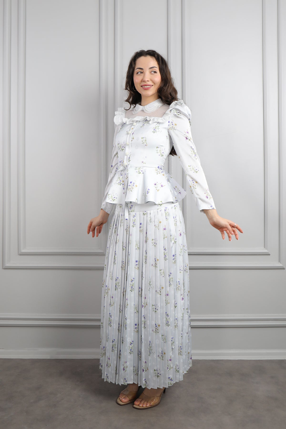 طقم ساتان تنورة بتكسيرات وتوب بياقة شفافة وكشكشة مع فيونكة عالخصر -ازرق