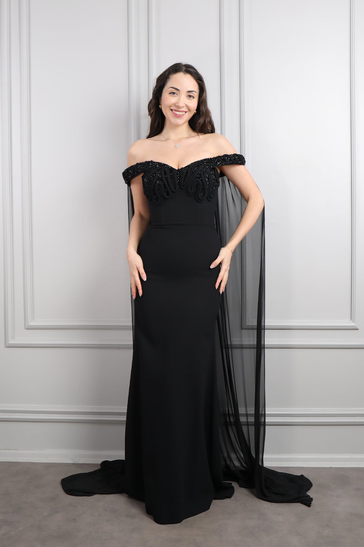 فستان سهرة مزين بتطريزات خرزية وتصميم مكشوف الاكتاف بكايب طويل-اسود