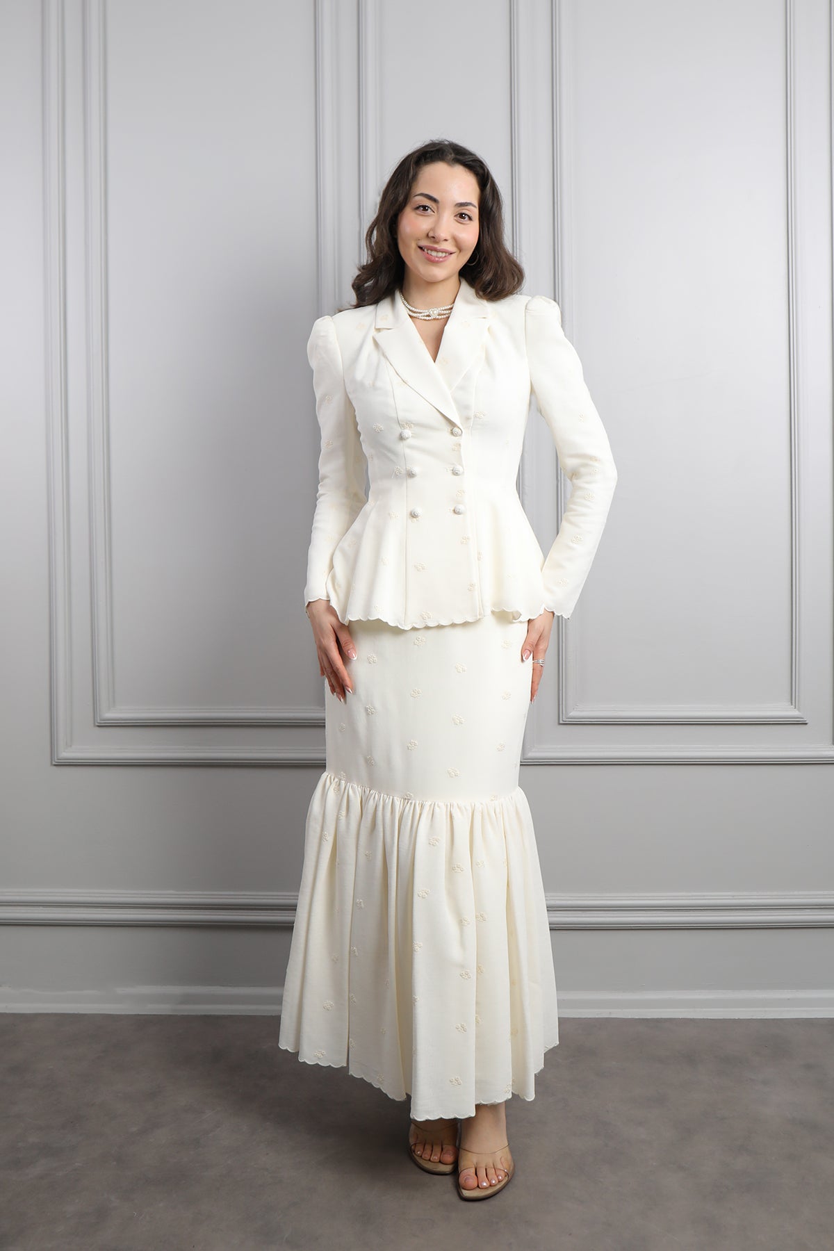 طقم تنورة وجاكيت مزين بتطريزات زهور وسلسال -سكري