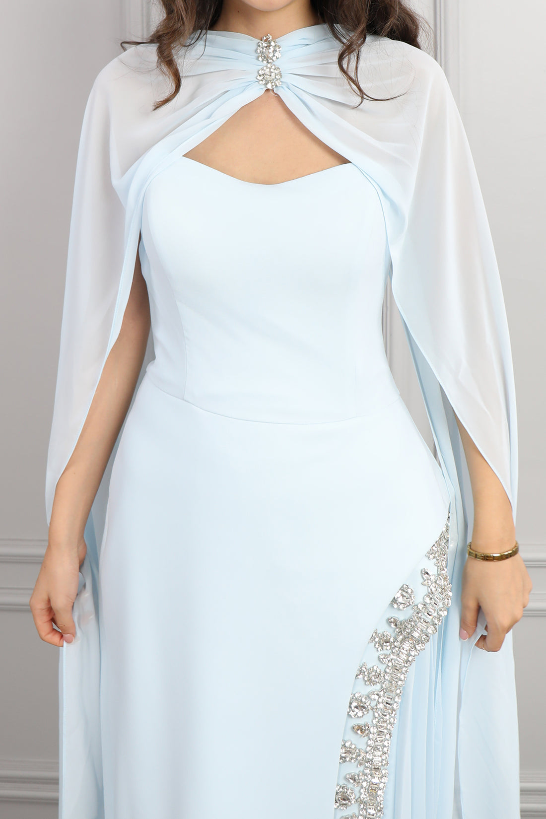 فستان سهرة سترابلس بتطريزات كريستالية و وشاح في العنق -سماوي