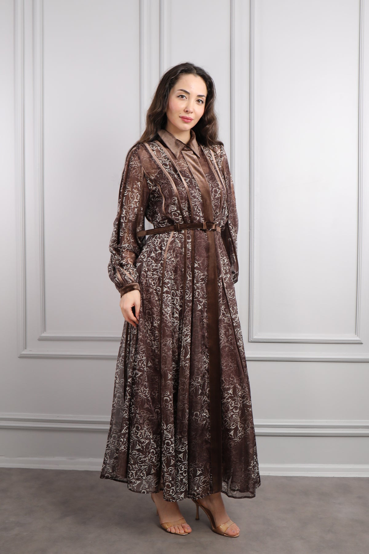 فستان بياقة قميص وحزام بتفاصيل مخمل وزخرفة شفافة -بني