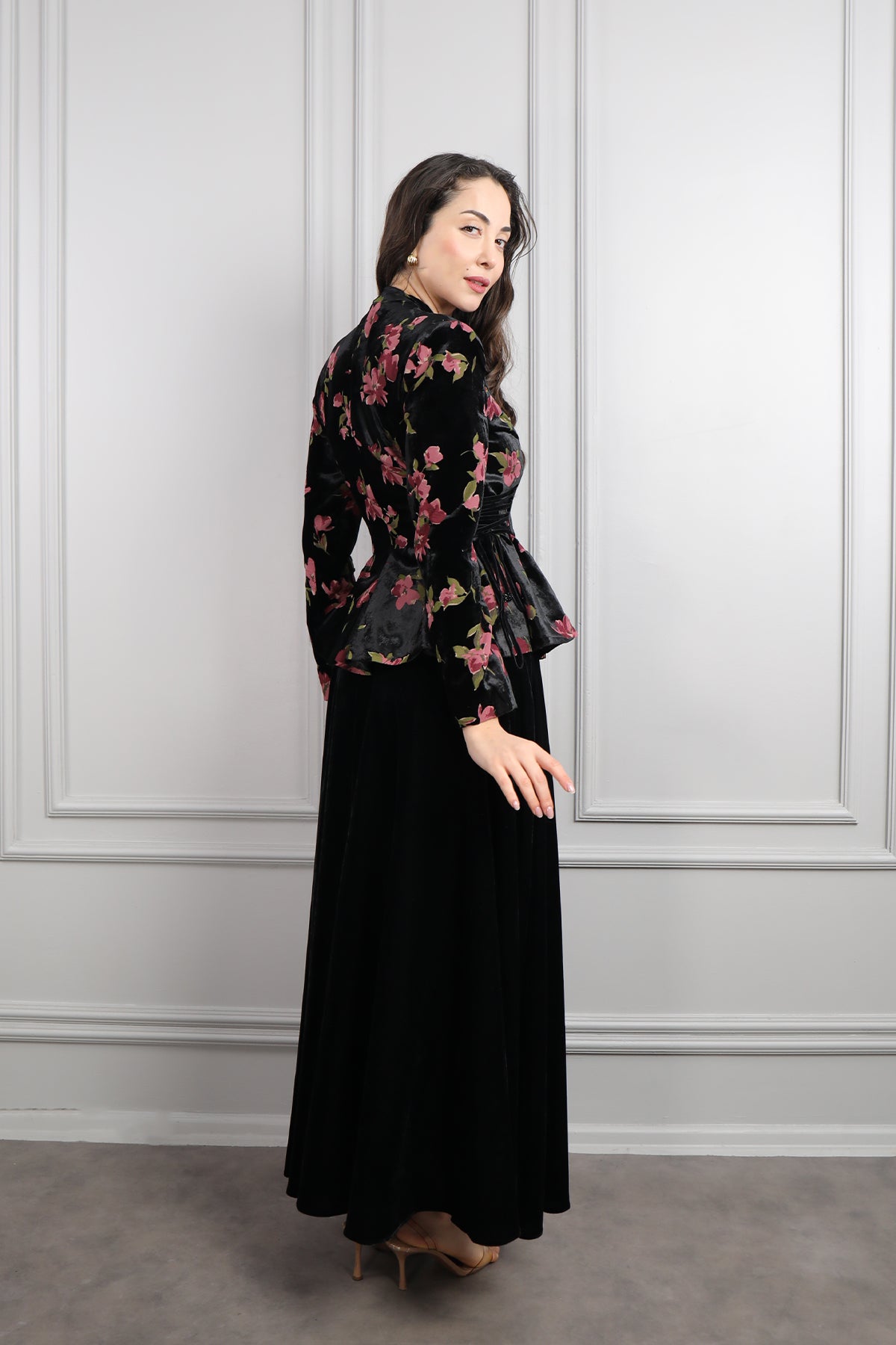 طقم تنورة وجاكيت مخملي مزخرف بورود -اسود