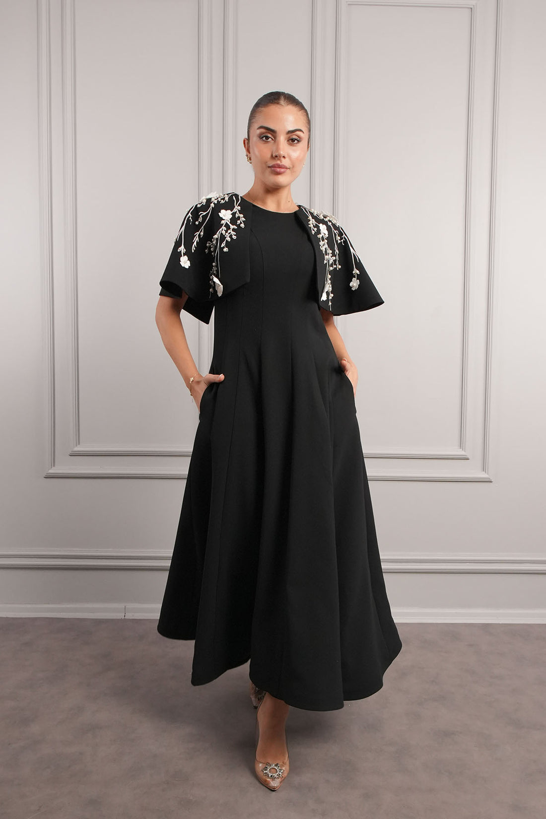 فستان سهرة ميدي مع تصميم بوليرو وتفاصيل زهور وجيوب - اسود