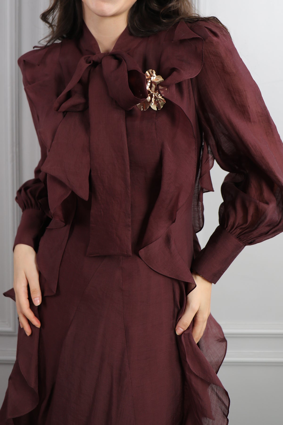 فستان بتفاصيل كشكشة وزينة بروش ذهبية -عودي