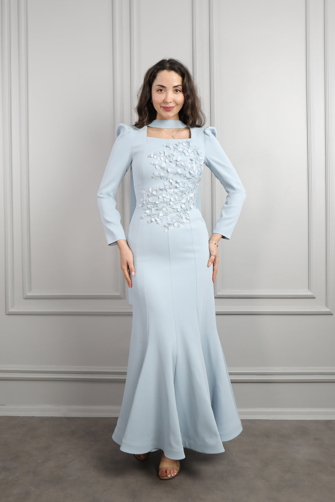 فستان بتصميم سمكي بياقة مربعة بتطريزات ورود مع شال -ازرق