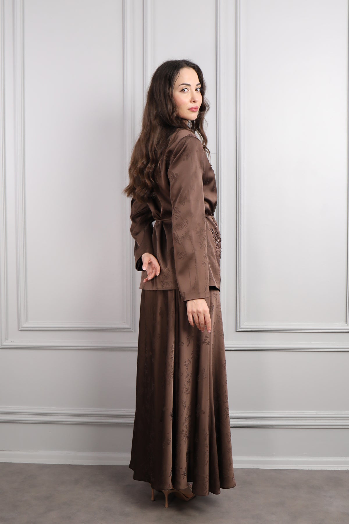 طقم تنورة ساتان وجاكيت بتطريزات خرزية وحزام عالخصر مقاس كبير  -بني