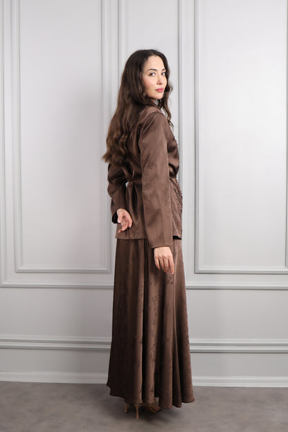 طقم تنورة ساتان وجاكيت بتطريزات خرزية وحزام عالخصر مقاس كبير  -بني