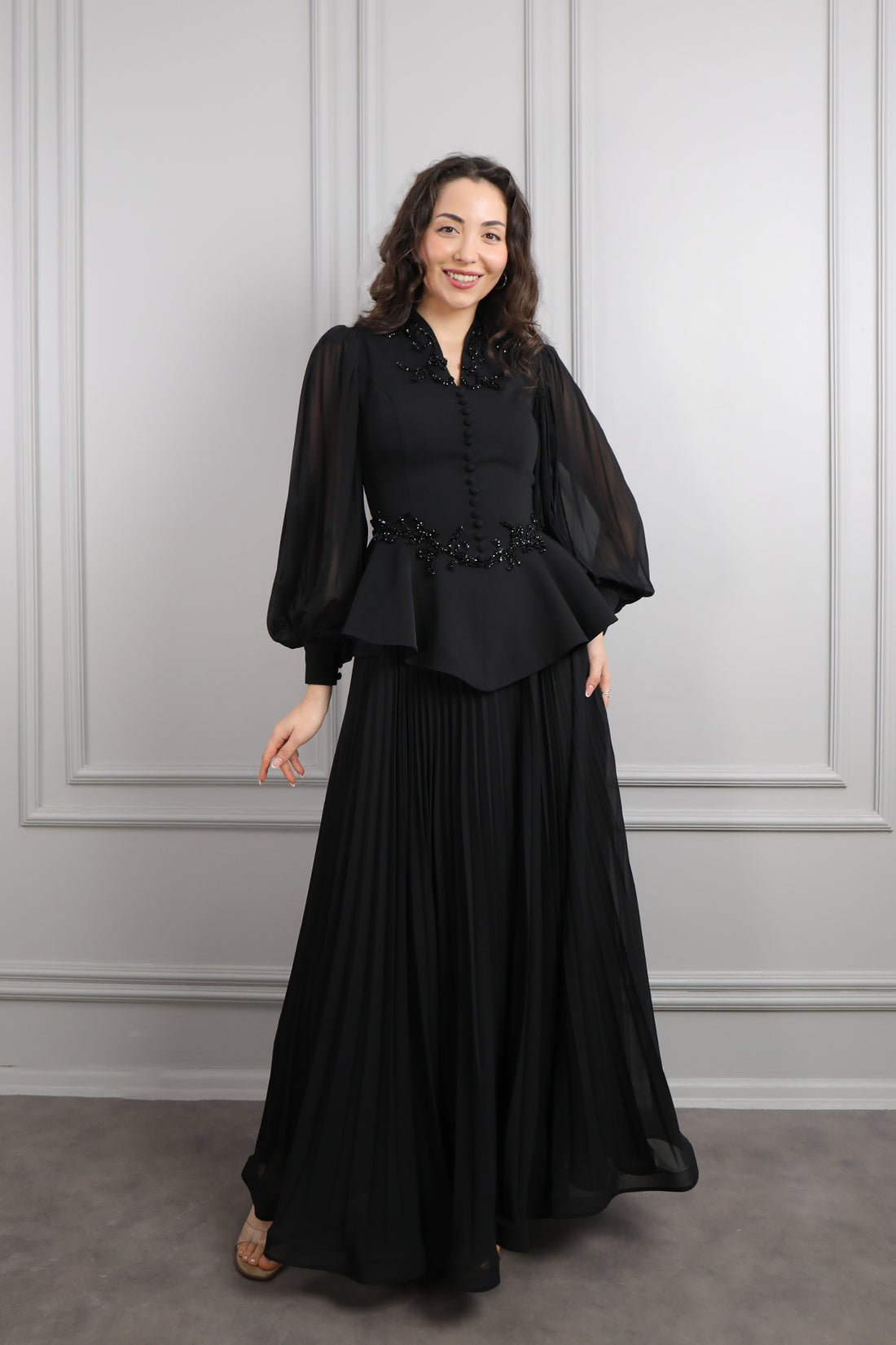 طقم تنورة بتكسيرات وتوب مزين بازرار وتطريزات خرزية -اسود