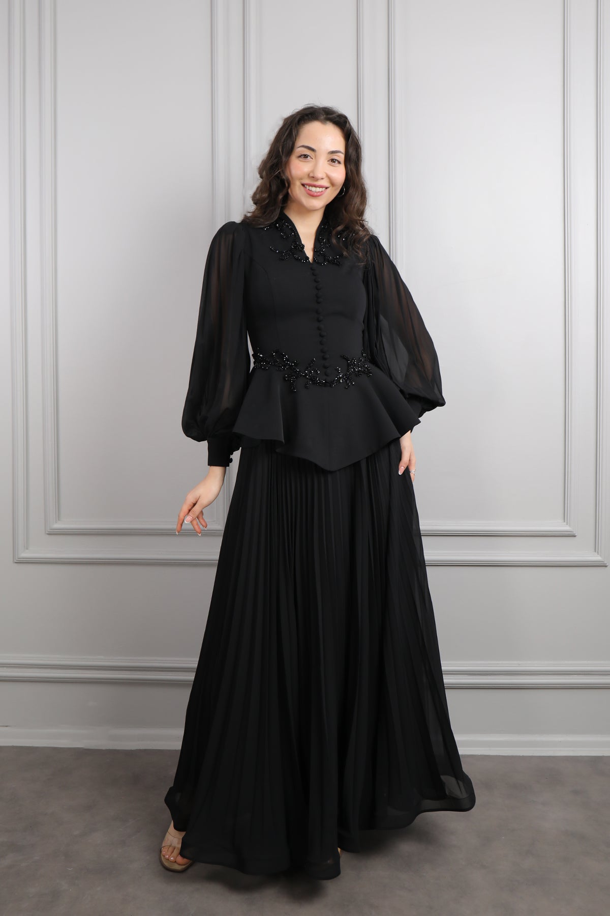 طقم تنورة بتكسيرات وتوب مزين بازرار وتطريزات خرزية -اسود