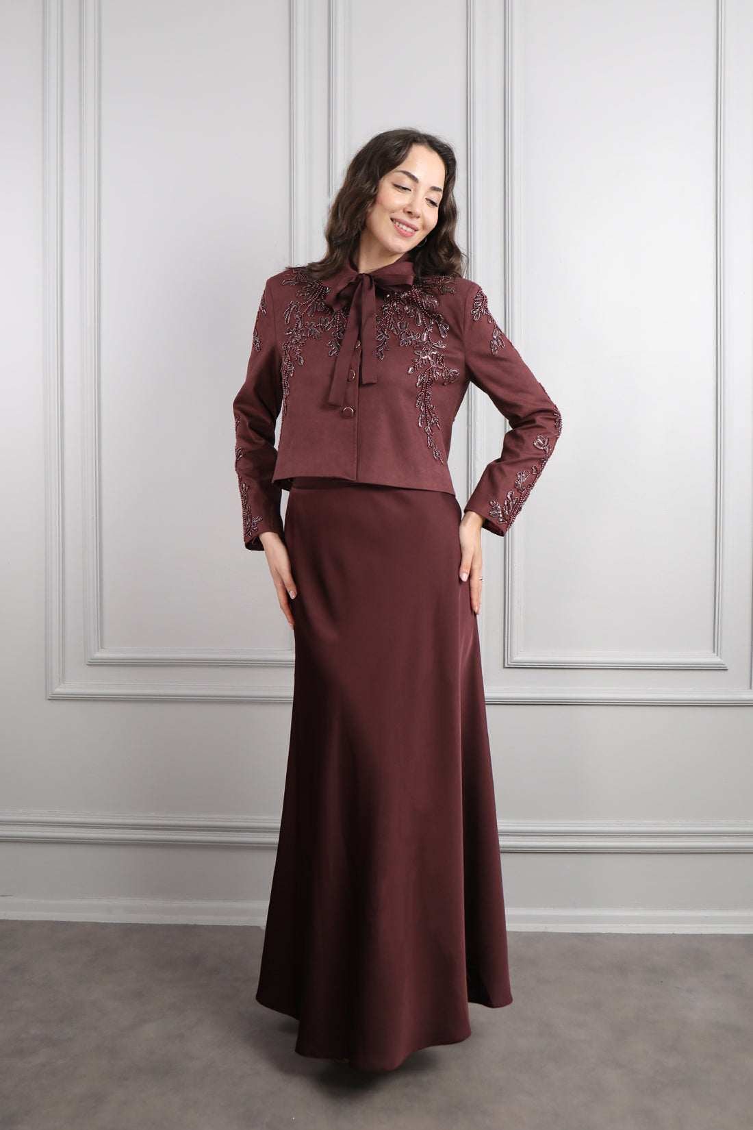 طقم تنورة ساتان وجاكيت بتطريزات خرزية -عودي