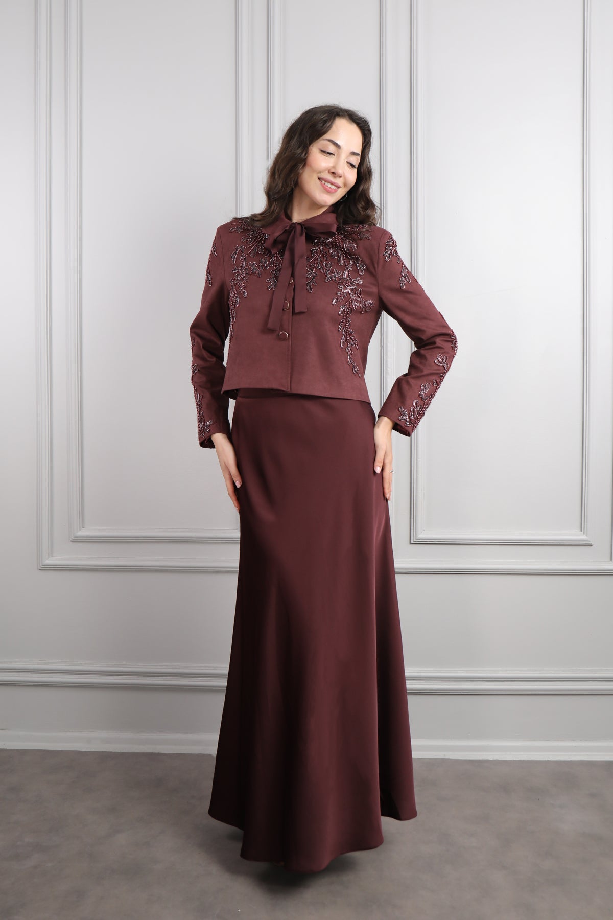 طقم تنورة ساتان وجاكيت بتطريزات خرزية -عودي