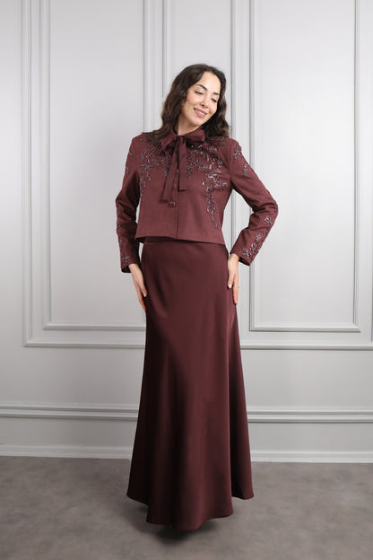 طقم تنورة ساتان وجاكيت بتطريزات خرزية -عودي