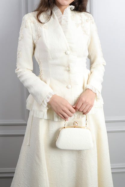 طقم تنورة وجاكيت بتفاصيل كشكشة وتطريزات خرزية مع اكسسوار شنطة -سكري