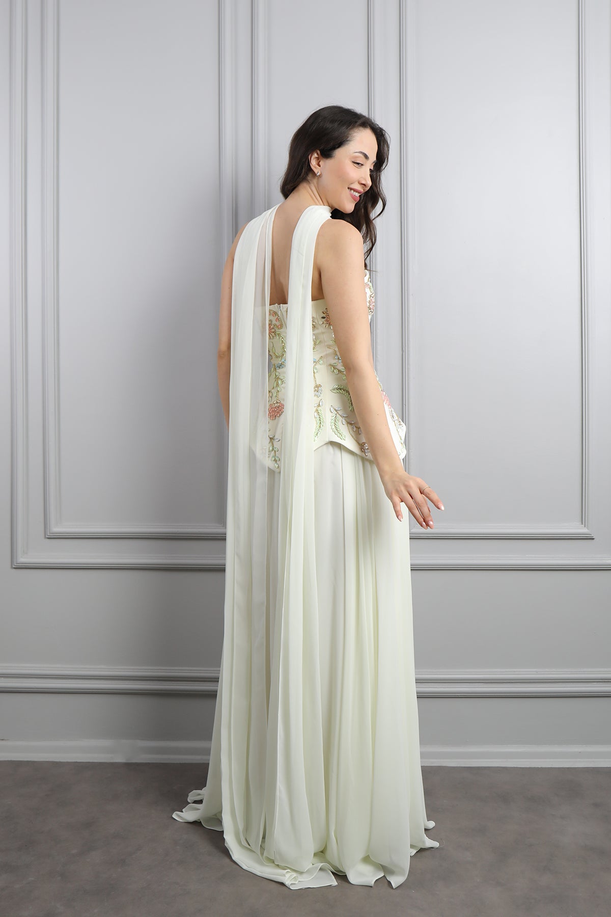 فستان سهرة شيفون بتوب سترابلس مزين بكريستالات ورود مع شال -بيج