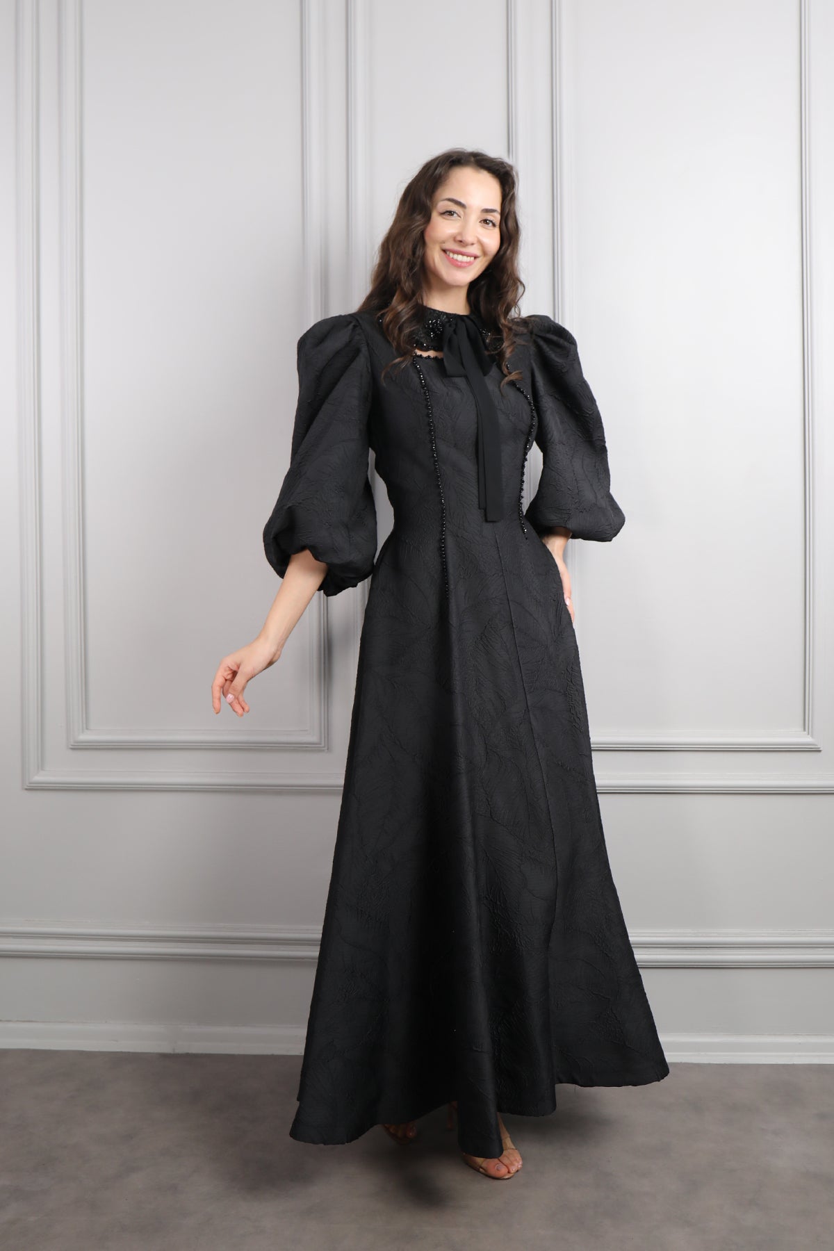 فستان باكمام بالون بتطريزات خرزية -اسود